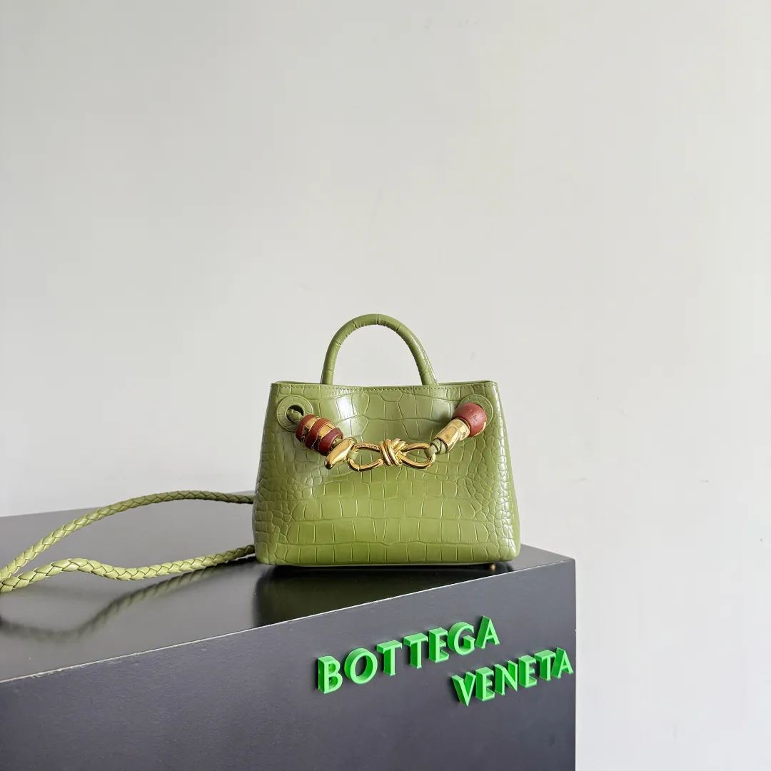 Batch 2880 BOTTEGA VENETA crocodile leather mini andiamo is paired with a four-piece oak hardware set, making the entire bag more layered. As a classic model of the BV family, each innovation brings different surprises to fans. There are three ways to carry it with different makeup. Crocodile skin is called the gold in leather and is famous for its top luxury and rarity. During use, the luster of the crocodile skin will not fade or fade with time. No matter how long it is used, it will still remain new. And because each crocodile skin is different, the effect of each crocodile leather bag is different. Style number: 777614+wood hardware Size: 22*15.5*9cm